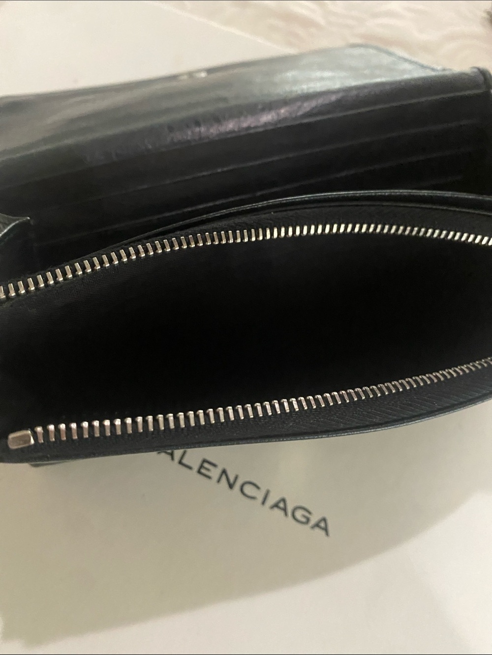 Balenciaga
Black Silver Hardware Bifold
Wallet - Picture 6 of 10